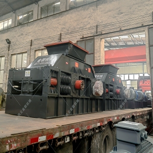 两台超大型半自动液压对辊制砂机发往湖北襄阳征战沙场