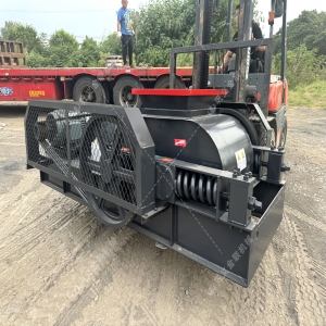 建筑垃圾回收难？双齿辊破碎机为何能轻松“消化”不规则物料？