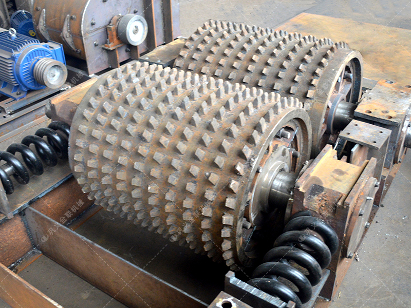 不挑食的 “实力派”：双齿辊破碎机如何轻松应对矿石开采中的多样物料？​